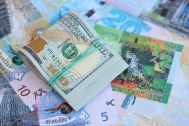 Kuveyt dinarı para birimi faturaları ve biz dolar banknotları kapatıyoruz. Ekonomi ve döviz kuru kavramı