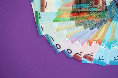 Kuveyt dinarı banknotları büyük miktarda mora yakın. Finans ve bankacılık kavramı