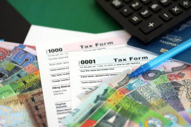 Kuveyt dinarı para faturaları ve vergi formlu hesap makinesi. Vergi ve muhasebe kavramı