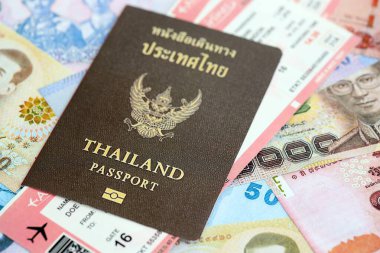 Tayland baht para birimi. Biletli ve pasaportlu. Kapatın. Seyahat ve tatil kavramı
