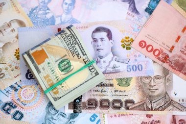 Tayland baht para birimi faturaları ve biz dolar banknotları yakın. Ekonomi ve döviz kuru kavramı