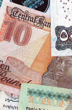 Mısır para birimi banknotları. Mevcut banknotlar masanın üzerinde büyük miktarda yatıyor.