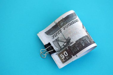 Mısırlı para banknotları büyük miktarda mavi yakın plan üzerinde. Finans ve bankacılık kavramı