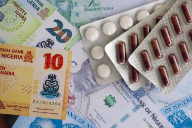 Nijerya naira para birimi faturaları ve ilaç hapları yakında. İlaç ve eczane kavramı