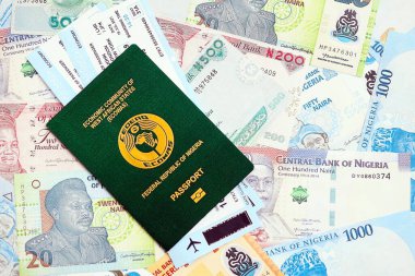 Nijerya naira para birimi, bilet ve pasaport faturaları. Seyahat ve tatil kavramı
