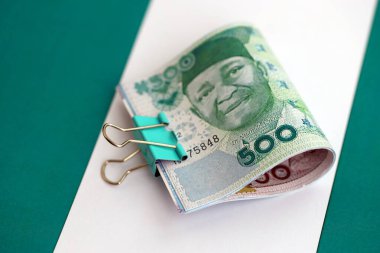 Nijerya naira para birimi banknotları bayrağın üzerinde duruyor. İş ve yatırım kavramı