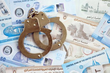Birleşik Arap Emirlikleri kara para birimi banknotları ve kelepçeler kapanıyor. Suç kavramı