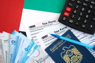 Birleşik Arap Emirlikleri kara para faturaları ve vergi formlu hesap makinesi. Vergi ve muhasebe kavramı