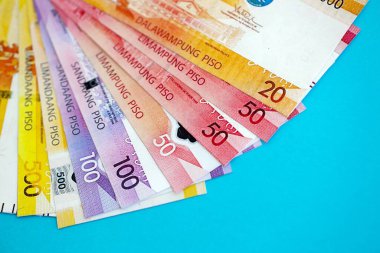 Filipinler pezosu banknotları büyük miktarda mavi üzerine yakın. Finans ve bankacılık kavramı