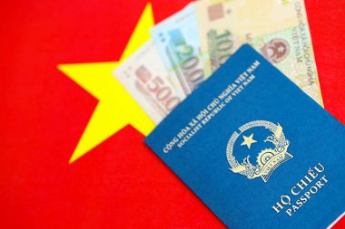 Vietnam dong para birimi faturaları ve pasaport bayrak yakın yatar. Seyahat ve tatil kavramı