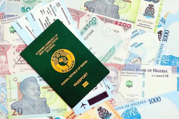 Nijerya naira para birimi, bilet ve pasaport faturaları. Seyahat ve tatil kavramı