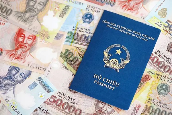 Vietnam dong para birimi faturaları ve pasaport kapatılıyor. Seyahat ve tatil kavramı