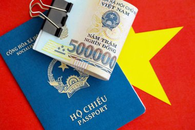 Vietnam dong para birimi faturaları ve pasaport bayrak yakın yatar. Seyahat ve tatil kavramı