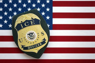 KYIV, UKRAINE - 17 Eylül 2025 Amerika Birleşik Devletleri bayrağında ABD Göçmen Bürosu rozeti