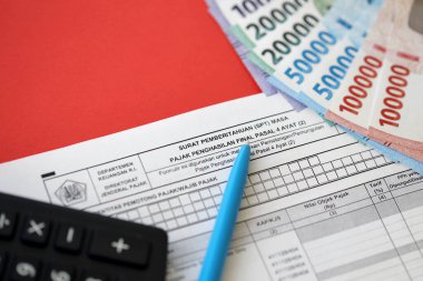 KYIV, UKRAINE - 27 Ocak 2024 Endonezya vergi formu bildirim mektubu SPT Muhasebeci masası hakkındaki son gelir vergisi dönemi 4. paragraf 2