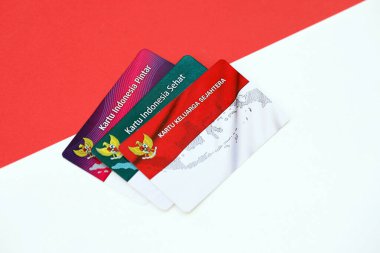 KYIV, UKRAINE - 27 Ocak 2024 Endonezya refah aile kartı, akıllı Endonezya kartı ve sağlıklı kart. Vatandaşlar veya vatandaşlar için finansal destek için KIS, KIP ve KKS kartları