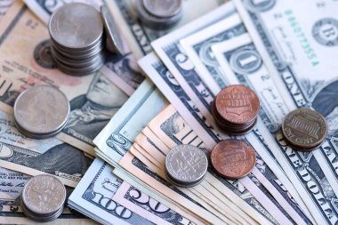 Yarım dolar ve bir dolar da Amerikan doları banknotlarının üstüne. Bozuk para ve kağıt para. Amerika Birleşik Devletleri 'nde ABD Doları nakit, finans ve ekonomi