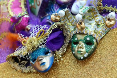 Çeşitli Venedik maskeleri. Venedik Karnavalı için renkli sanatsal maskeler