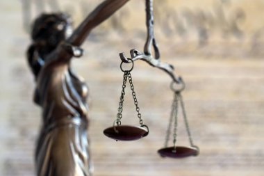 ABD Anayasası 'nın arka planındaki Bayan Adalet Heykeli' ni kapatın. Amerika Birleşik Devletleri 'nde dava ve ceza