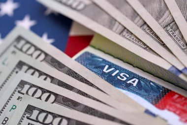 Seyahat vize geçmişi, çalışma ve seyahat vizesi, Amerika Birleşik Devletleri bayrağı üzerindeki dolar banknotlarıyla göçmenlik.