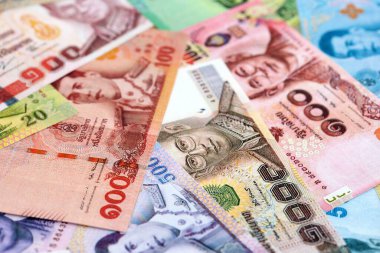 Tayland baht para birimi. Mevcut banknotlar masanın üzerinde büyük miktarda yatıyor.