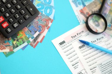 Kuveyt dinarı para faturaları ve mavi üzerine yakın vergi formlu hesap makinesi. Vergi ve muhasebe kavramı