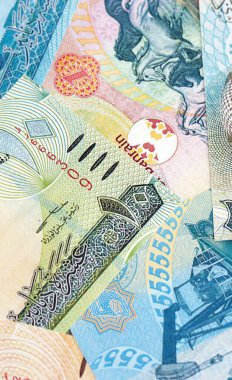 Bahreyn dinar para birimi faturaları. Mevcut banknotlar masanın üzerinde büyük miktarda yatıyor.