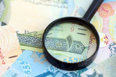 Bahreyn dinar para birimi faturaları ve büyüteç yakın çekim. Finansal izleme ve vergilendirme kavramı