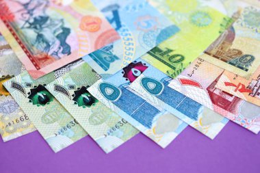 Bahreyn dinar para faturaları büyük miktarda mor yakın plan. Finans ve bankacılık kavramı