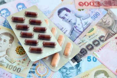 Tayland baht para birimi faturaları ve ilaç hapları. İlaç ve eczane kavramı