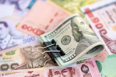 Tayland baht para birimi faturaları ve biz dolar banknotları yakın. Ekonomi ve döviz kuru kavramı