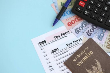 Tayland baht para faturaları ve mavi üzerine yakın vergi formlu hesap makinesi. Vergi ve muhasebe kavramı