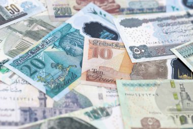 Mısır para birimi banknotları. Mevcut banknotlar masanın üzerinde büyük miktarda yatıyor.