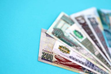 Mısırlı para banknotları büyük miktarda mavi yakın plan üzerinde. Finans ve bankacılık kavramı