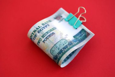 Mısır 'a ait para banknotları kırmızı olana çok yakın. Finans ve bankacılık kavramı