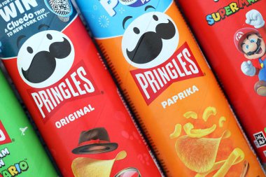 KYIV, UKRAINE - 21 Eylül 2025 Pek çok pringles cips tüpü çeşitli aromalı