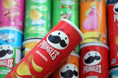KYIV, UKRAINE - 21 Eylül 2025 Pek çok pringles cips tüpü çeşitli aromalı