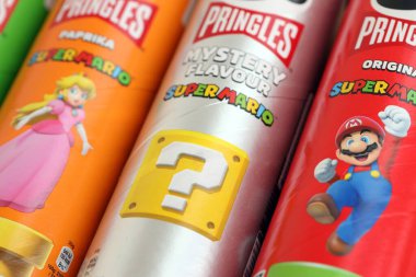 KYIV, UKRAINE - 21 Eylül 2025 Pek çok pringles cips tüpü çeşitli aromalı