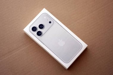 KYIV, UKRAINE - 21 Eylül 2025 Apple iPhone 17 Pro Max Silver kutu karton yüzey yakın