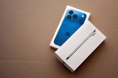KYIV, UKRAINE - 21 Eylül 2025 Apple iPhone 17 Slim box ve karton yüzey üzerindeki diğer iPhone modelleri