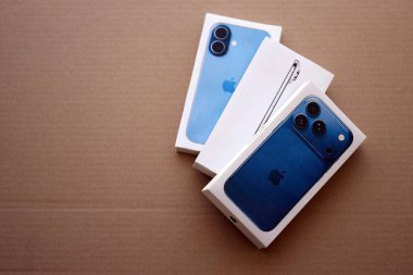 KYIV, UKRAINE - 21 Eylül 2025 Apple iPhone 17 Pro Max Deep Blue kutu ve karton yüzey üzerindeki diğer iPhone model kutusu