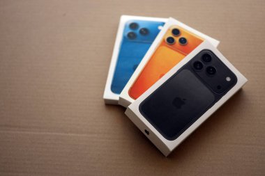 KYIV, UKRAINE - 21 Eylül 2025 Apple iPhone 17 Pro Max Black box ve karton yüzey üzerindeki diğer iPhone model kutusu