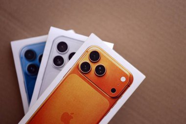 KYIV, UKRAINE - 21 Eylül 2025 Apple iPhone 17 Pro Max Cosmic Orange box ve karton yüzey üzerindeki diğer iPhone modelleri