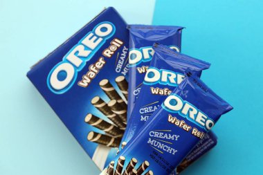 KYIV, UKRAINE - 21 EYLÜL, 2025 Oreo Wafer Roll ürünü Mondelez şirketi tarafından mavi arka planda