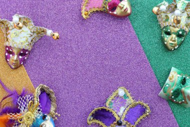 Brezilya 'da Mardi Gras serbest gösterisi için geleneksel Venedik karnaval maskeleri veya maskeleri