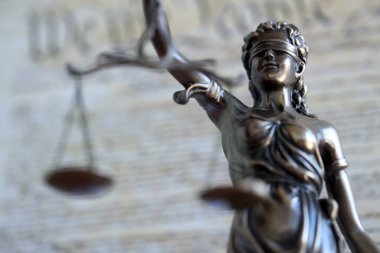 Adalet Heykeli Themis ya da Adalet Anayasası 'na karşı gözü bağlı Adalet Tanrıçası Justitia. ABD 'de yargı ve ceza
