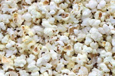 Peynirli tuzlanmış patlamış mısır. Kırsal bir masada ev yapımı lezzetli patlamış mısır yığını.