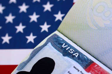 VISA ABD 'ye ve Amerika Birleşik Devletleri bayrağına. Amerika 'yı ziyaret etmek için iş ve seyahat belgeleri. Göçmenlik vizesi