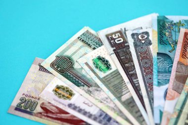 Mısırlı para banknotları büyük miktarda mavi yakın plan üzerinde. Finans ve bankacılık kavramı