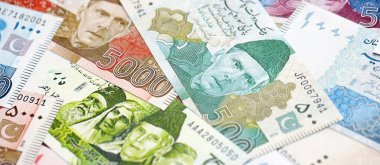 Pakistan banknotları. Pakistan 'ın mevcut para faturaları büyük miktarda masada yatıyor. Pakistan 'da iş ve yatırım kavramı